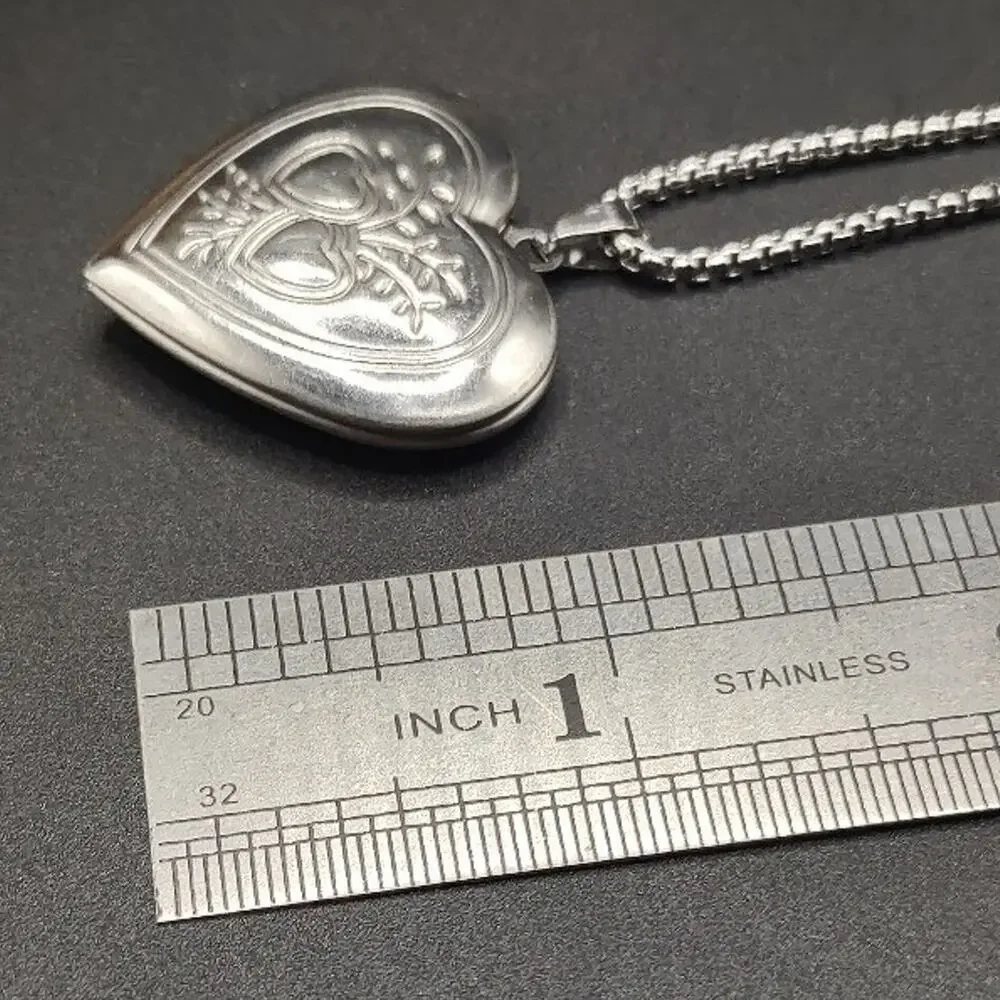 Elegant Silver Tone Vine Heart Locket Vtg Fashion Valentine's Birthday Gift NEW - Picture 3 of 5